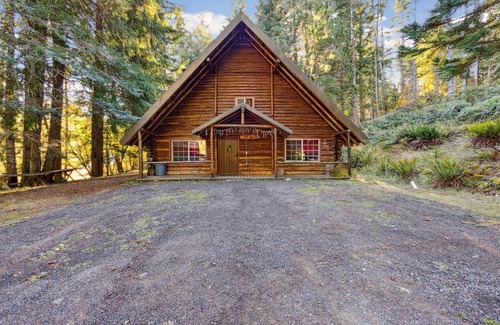 Ashford House | Log Cabin at Rainier Lodge - 0,4 m from entrance cabin