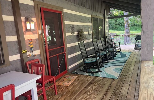 Seven Devils Cabin | Log Cabin, Hot tub, wi-fi, central location!