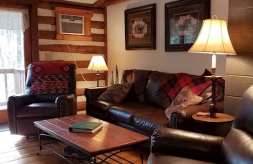Huntingdon Cabin | Log Cabin in Wooded Area Near Raystown Lake Boat Access