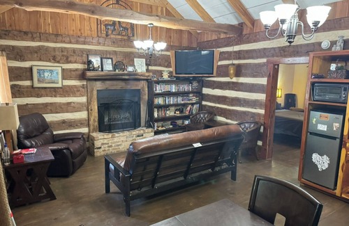 Lindale Cabin | Log Cabin in Woods W/Trail & Scavenger Hunt Wood Fireplace, Lindale Canton Tyler
