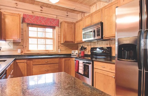 Saugatuck Cabin | Log Cabin Luxury on Beautiful Goshorn Lake & Minutes from Downtown Saugatuck
