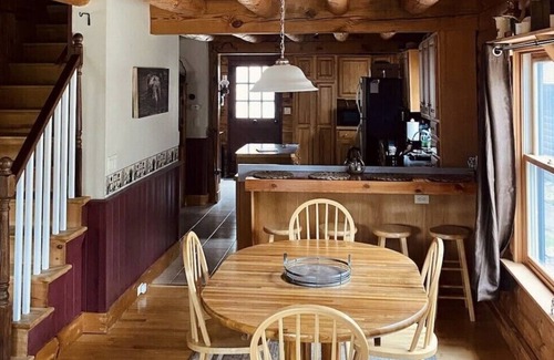 Pilot Knob Cabin | Log Cabin min to Lake George- fire pit, kayak, grill, games