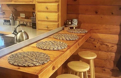Pilot Knob Cabin | Log Cabin min to Lake George- fire pit, kayak, grill, games