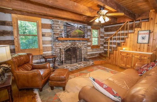Boone Cabin | Log Cabin Oasis near Downtown