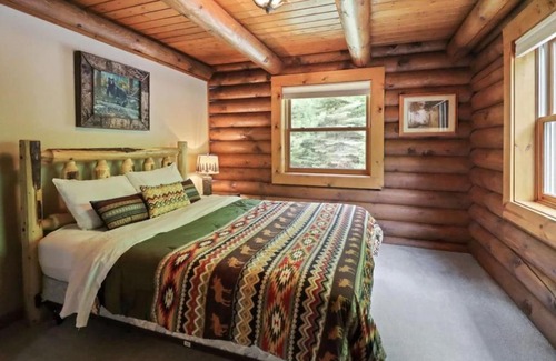 St Germain House | Log Cabin on Lake-3 Acres of Total Seclusion