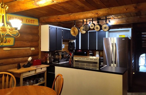 Hemlock Valley Cabin | Log cabin Sasquatch Mntn Hemlock close Harrison Hot Springs Weaver Lake Golf A/C