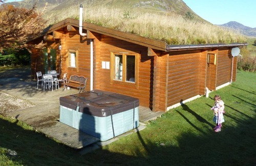 Spittal of Glenshee Cabin | Log Cabin with Hot Tub & Sauna for 4/5 | In the Cairngorm National Park | Great Views