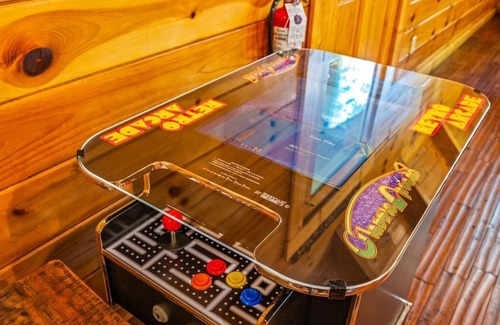 Gatlinburg - Pigeon Forge Cabin | Log cabin w/hot tub, arcade game, & stunning views + Free Attraction Tickets