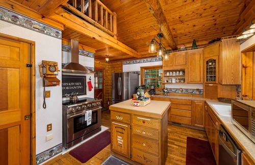 Plain Cabin | Log Cabin w/Private Hot Tub on Wenatchee River!
