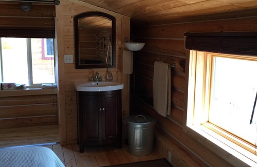 Yukon Cabin | Log Cabin with Amazing Mountain & Lake Views (allergy-friendly)