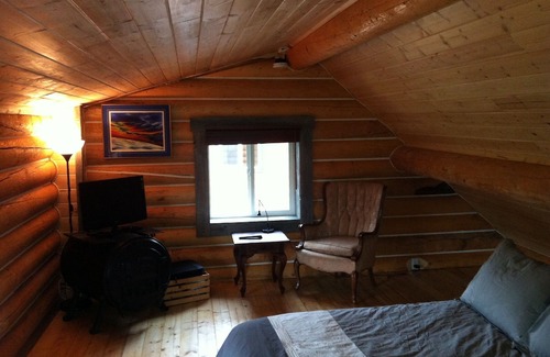 Yukon Cabin | Log Cabin with Amazing Mountain & Lake Views (allergy-friendly)