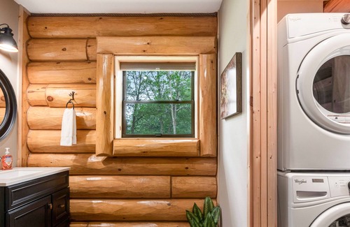 Nekoosa House | Log cabin with lake views, kayaks, paddleboard, fast WiFi, firepit & private W/D