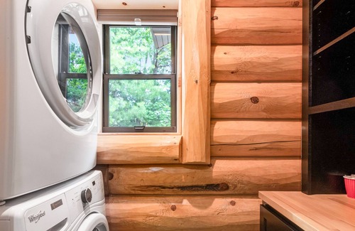 Nekoosa House | Log cabin with lake views, kayaks, paddleboard, fast WiFi, firepit & private W/D