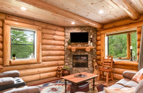 Nekoosa House | Log cabin with lake views, kayaks, paddleboard, fast WiFi, firepit & private W/D