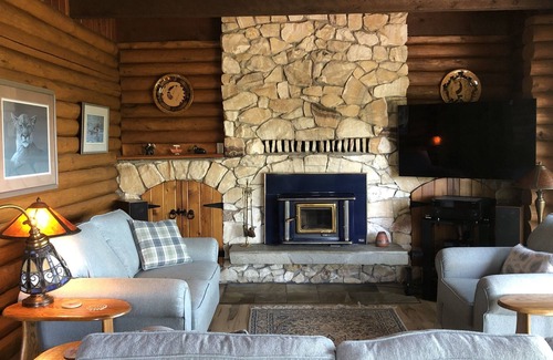 Regional District of Nanaimo House | Log home with beautiful ocean view and hot tub!