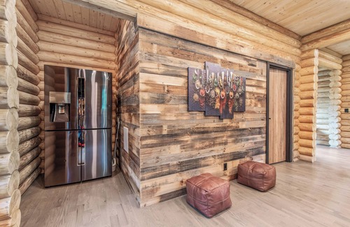 Scotrun Ski Chalet | Log House Vacation Rental with Pool and Tennis Court near with Camelback
