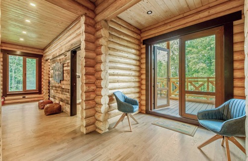 Scotrun Ski Chalet | Log House Vacation Rental with Pool and Tennis Court near with Camelback