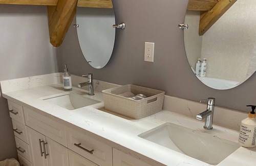 King Cottage | Log house with pool! Close to Toronto! 5 mins from downtown Bolton!
