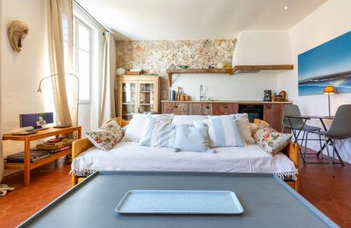 Antibes Old Town Apartment | Logement atypique dans la rue Fourmillière