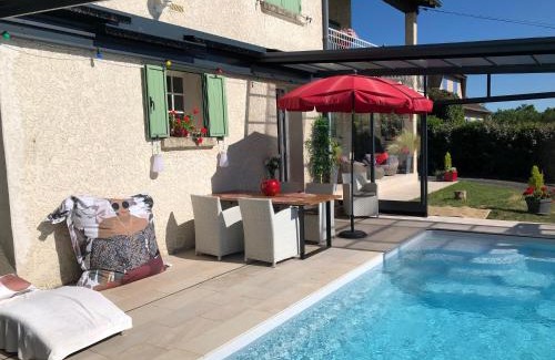 Estivareilles Apartment | logement avec piscine couverte chauffée d'avril à octobre et spa privatifs, vue
