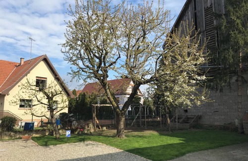 Ebersheim Apartment | Logement de 80 m2 Pour 1 à 6 Personnes Dans un Corps de Ferme et Cour Privative