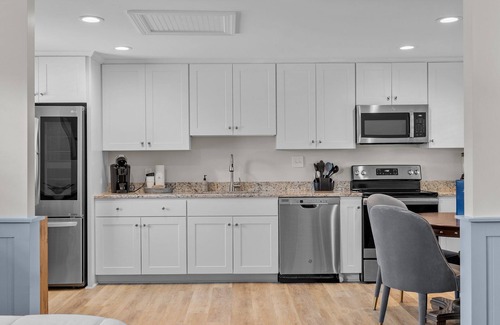 Surf City Hotel | Loggerhead Inn & Suites - Premium King Suite in hotel in Surf City, North Carolina