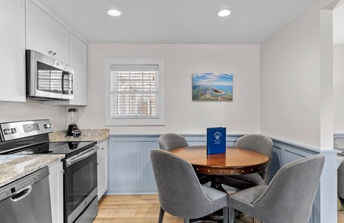 Surf City Hotel | Loggerhead Inn & Suites - Premium King Suite in hotel in Surf City, North Carolina