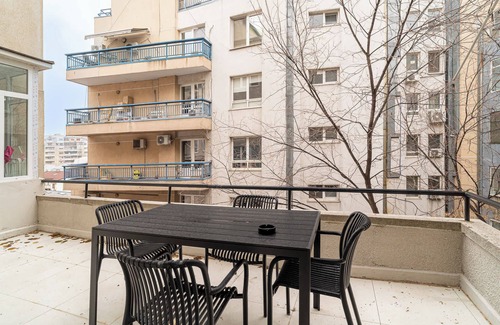 Bucharest City-Centre Apartment | Loggia & Luxe 5BR Penthouse in Universitatii Arean