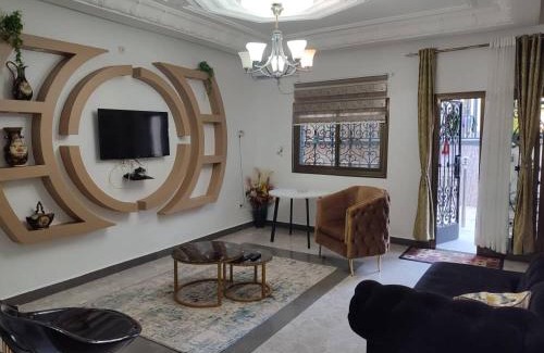Yaounde Apartment | LOGIS D'HERGUINE - SUITE AGNES - 4 personnes - Piscine - Salle de Mariage