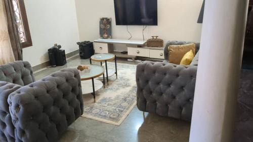 Yaounde Apartment | LOGIS D'HERGUINE - SUITE AGNES - 4 personnes - Piscine - Salle de Mariage