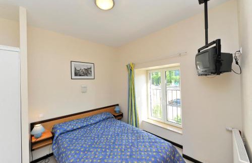 Banassac Hotel | Logis Hôtel Restaurant Les 2 Rives - A75, en bordure de rivière