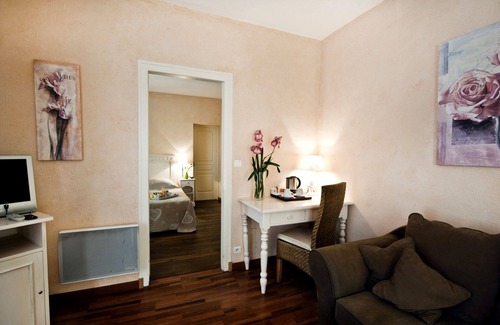 Voves Hotel | LOGIS Le Quai Fleuri