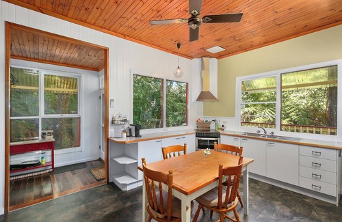 Warburton Cottage | Lola's cottage in the heart of Warburton with views of the Yarra River