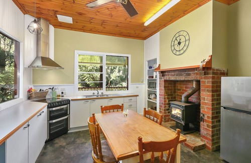 Warburton Cottage | Lola's cottage in the heart of Warburton with views of the Yarra River