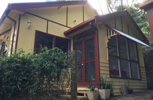 Warburton Cottage | Lola's cottage in the heart of Warburton with views of the Yarra River