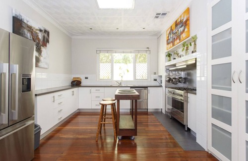 South Fremantle House | Lola's Retreat-South Fremantle close to the Beach