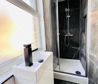 Peckham House | London 43 Ensuite Room look like hotel Top Locations