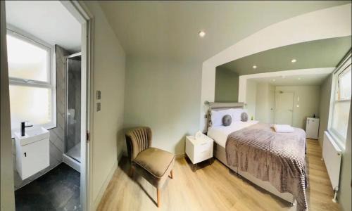 Peckham House | London 43 Ensuite Room look like hotel Top Locations