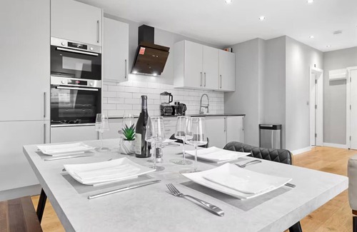 Chaucer Apartment | London Bridge Luxury by Sol Haven