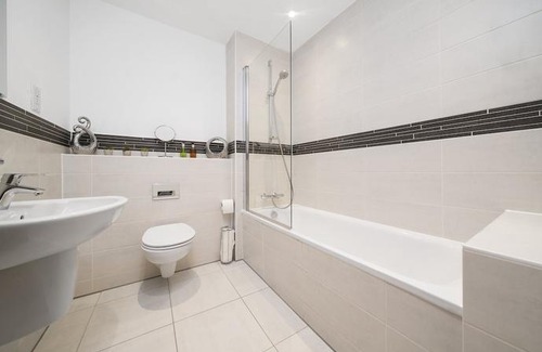 Stanwell Apartment | London Heathrow Living Holywell Serviced Houses - 3 and 4 bedrooms