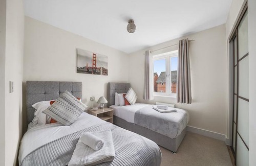 Stanwell Apartment | London Heathrow Living Holywell Serviced Houses - 3 and 4 bedrooms