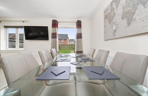 Stanwell Apartment | London Heathrow Living Holywell Serviced Houses - 3 and 4 bedrooms