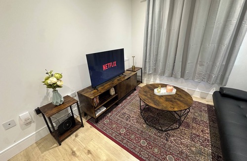 Luton Apartment | London Luton 1 Bedroom Apartment Sleeps 4 - Airport 7 Mins - Train Station 1 Min