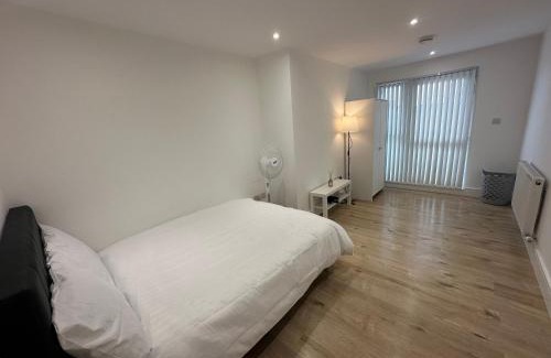 Luton Apartment | London Luton Airport Luxury Midland Apartments - GATED PARKING - Balcony - Sleeps 4