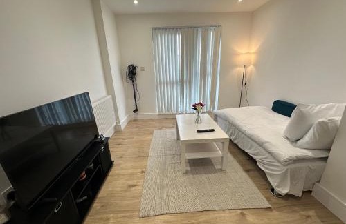 Luton Apartment | London Luton Airport Luxury Midland Apartments - GATED PARKING - Balcony - Sleeps 4