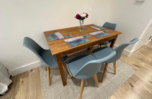 Luton Apartment | London Luton Airport Luxury Midland Apartments - GATED PARKING - Balcony - Sleeps 4