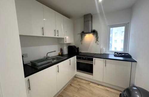 Luton Apartment | London Luton Airport Luxury Midland Apartments - GATED PARKING - Balcony - Sleeps 4