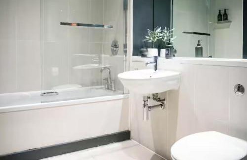 Woolwich Apartment | London Polytechnic Apartment with 3 Bedrooms