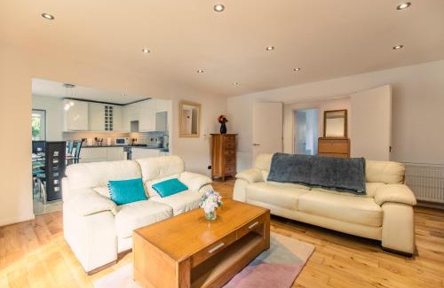 Stratford and New Town Apartment | London Stratford - Spacious 2 bed flat with secured parking & private garden