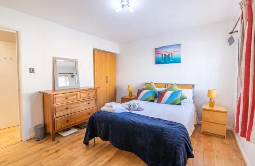 Stratford and New Town Apartment | London Stratford - Spacious 2 bed flat with secured parking & private garden